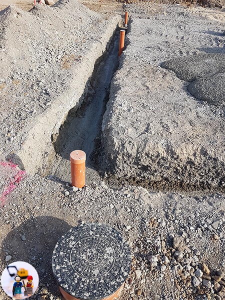 Die Frostschürze wurde zum Teil schon mit Beton hergestellt