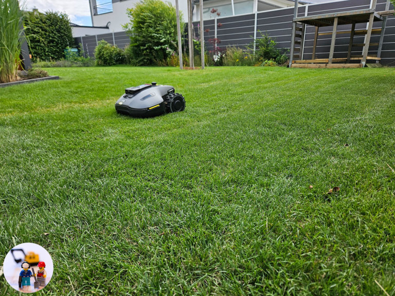 Kabelloser Mähroboter mäht den Rasen