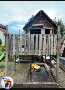 Fatmoose Spielhaus beim Vorbesitzer sichtlich gealtert