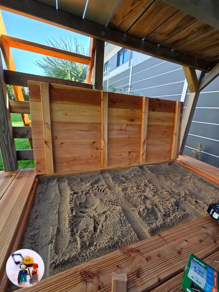 Sandkasten unter dem Spielhaus