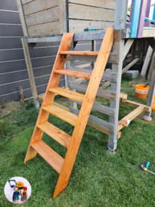 Selbstgebaute Treppe am Spielhaus im Garten